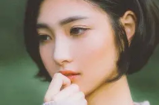 疑似张婉婷家暴宋宁峰张婉婷被曝多次对丈夫宋宁峰实施肢体暴力将踹飞3米远被拍到时面容憔悴脸上疑有伤痕